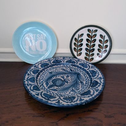 Vaisselle dépareillée : sept assiettes à...