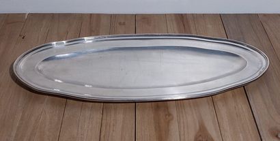 Plat ovale en argent (800), à bordure moulurée....