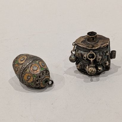 Deux breloques en argent (800) et émail polychrome....