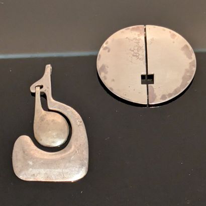 Travail moderne : - pendentif en argent (800),...