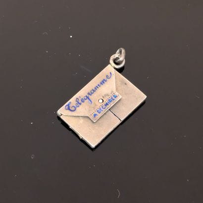 Pendentif en forme d'enveloppe de télégramme...
