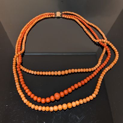 Collier à trois rangs de perles de corail...