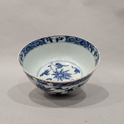 China, 18th century. Porcelain bowl decorated...