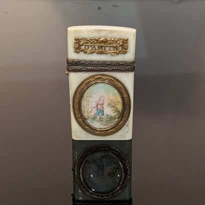 Etui à carnet de bal en ivoire, la monture...