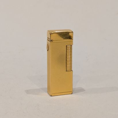 DUNHILL. Briquet en métal doré à décor g...