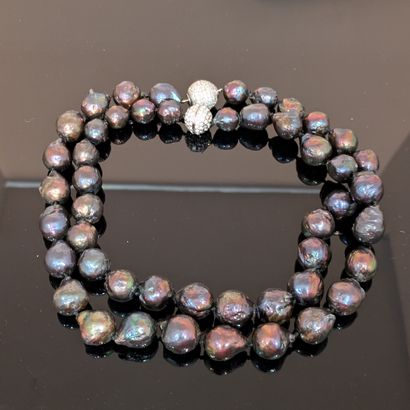 Collier de quarante-neuf perles noires baroques...