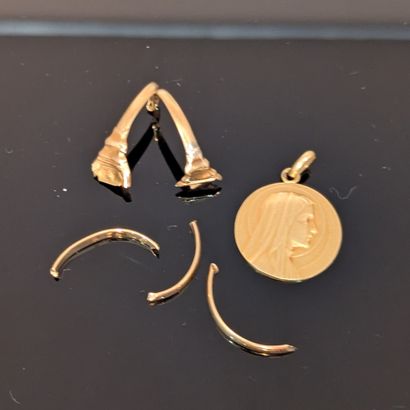 Ensemble en or jaune 18K (750) : - médaille...