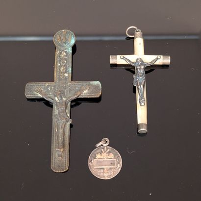[Religiosa]. Ensemble : - crucifix pendentif...
