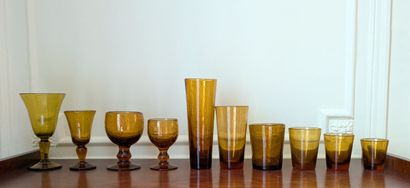 BIOT. Service de verres en verre bullé teinté...