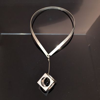 Modern work. Metal pendant necklace, the...