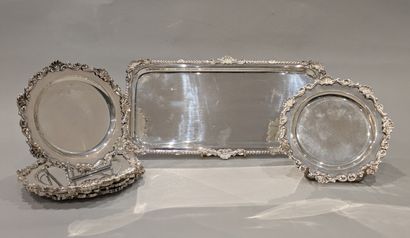 Ensemble en métal argenté à décor de coquilles...