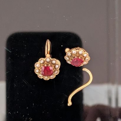 Paire de dormeuses en or jaune 18K (750),...
