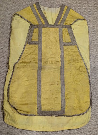 Polychrome damask cape decorated with knotted...