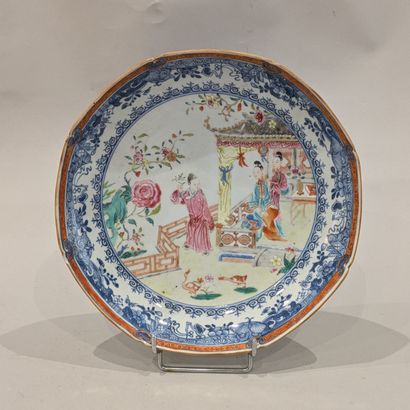 China, 18th century. Round porcelain bowl...