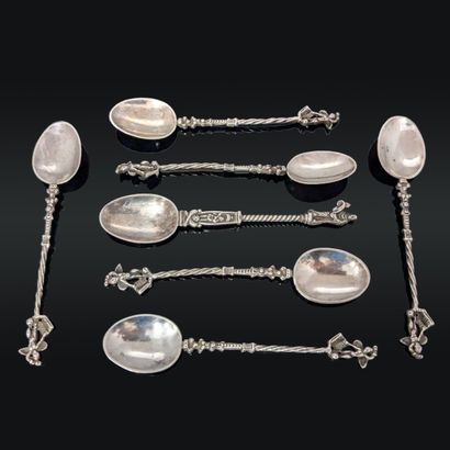 Suite de six petites cuillers en argent (800),...
