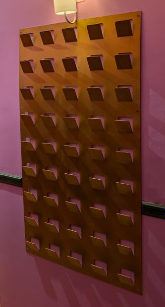 Wall-mounted checkroom in red metal, gold...