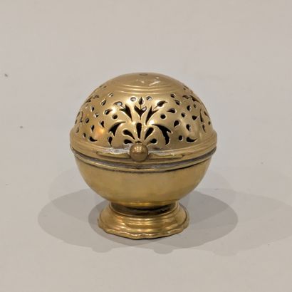 Boule à éponge en laiton, l'hémisphère supérieur...