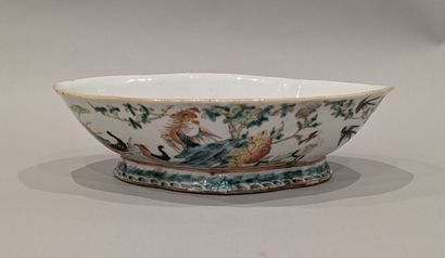 Polylobed ovoid porcelain bowl with polychrome...