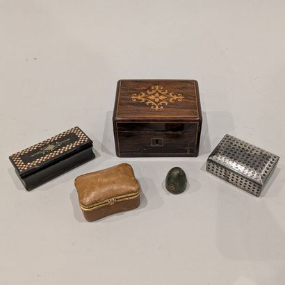 Ensemble de quatre boîtes : une en porcelaine,...