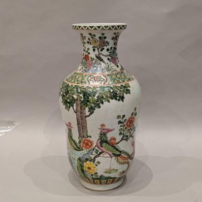 CHINE - Début XXe siècle. Vase de forme balustre...
