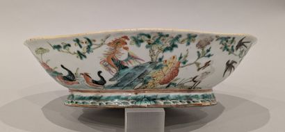 Polylobed ovoid porcelain bowl with polychrome...