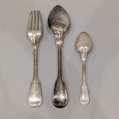 Partie de ménagère de couverts en métal argenté...