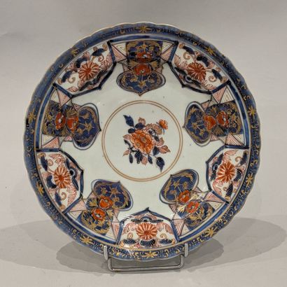 China, 18th century. Round plate, poly-lobed...