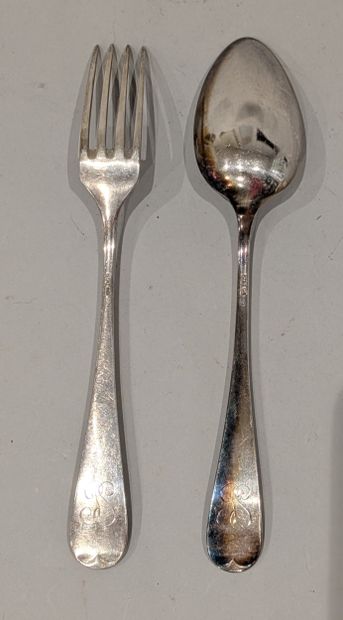Partie de ménagère de couverts en métal argenté,...
