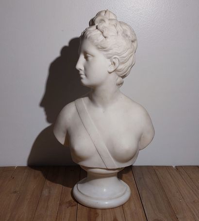 D'après HOUDON. Buste de Diane. Marbre blanc...