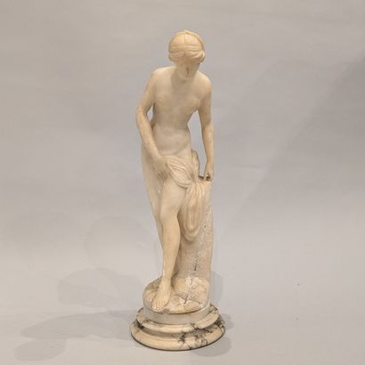 Sculpture en albâtre figurant une baigneuse....