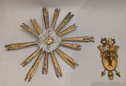 Bois doré : - nuée rayonnante, en bois patiné...