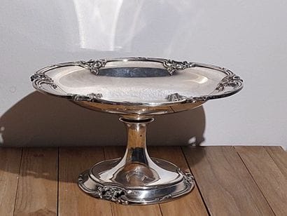 Coupe sur piédouche en argent (925), l'aile...