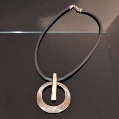Pendentif formé d'un anneau irrégulier en...