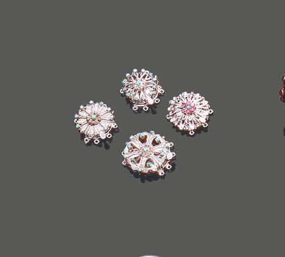 Quatre fermoirs en argent (800), en forme...