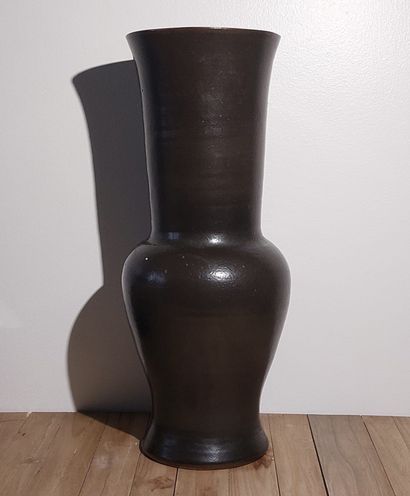 Grand vase de forme balustre, en grès émaillé...