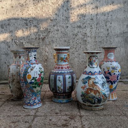 Ensemble de cinq vases de forme balustre...
