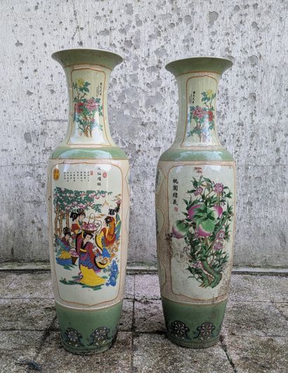 Paire de grands vases en porcelaine à décor...