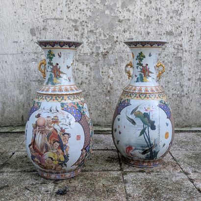 Paire de vases balustre en porcelaine à décor...
