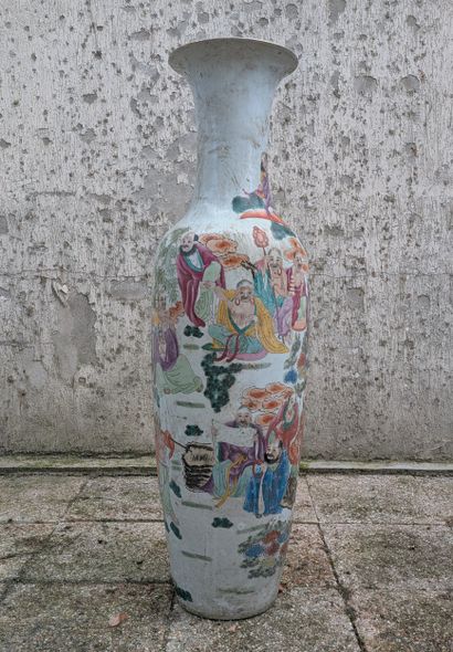 Grand vase balustre en porcelaine de forme...
