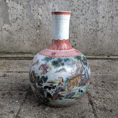 Vase globulaire à haut col en porcelaine...
