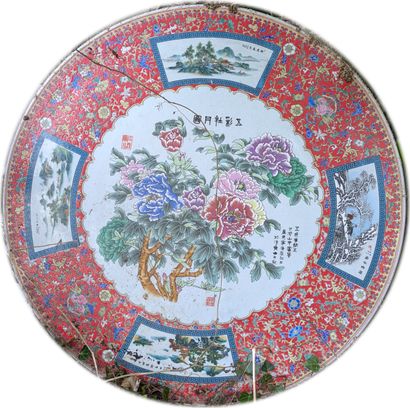 Plateau de forme ronde en porcelaine à décor...