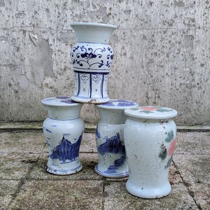 Ensemble de cinq tabourets balustre en porcelaine...