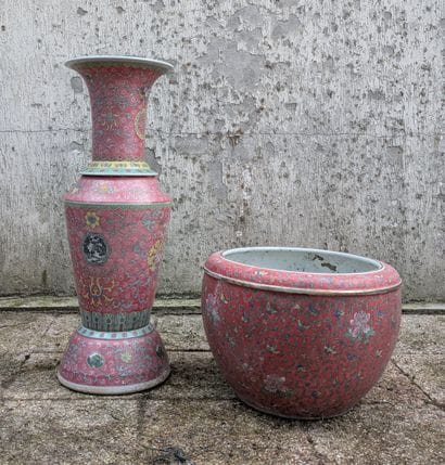 Vase balustre, bassin et support en porcelaine...