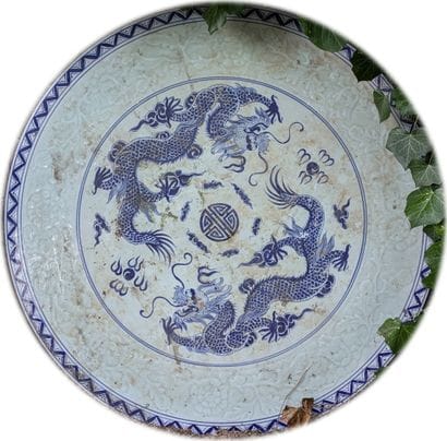 Plateau de forme ronde en porcelaine à décor...