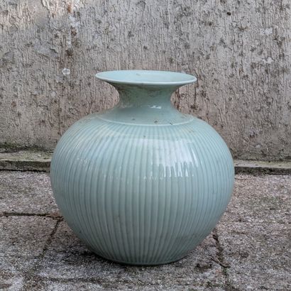Vase globulaire en porcelaine céladon, la...