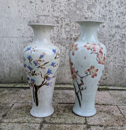 Un vase et une paire de vases balustre en...