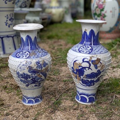 Deux vases balustre en porcelaine à décor...