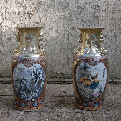 Paire de vases balustre en porcelaine à décor...
