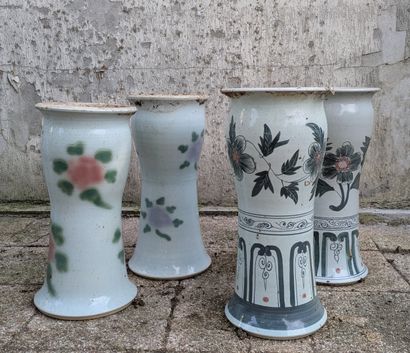 Four porcelain baluster-shaped support columns...