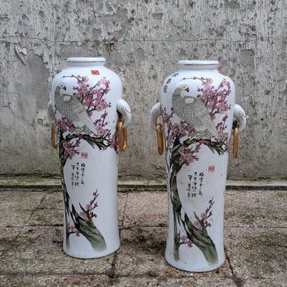 Paire de vases de forme ??? en porcelaine...